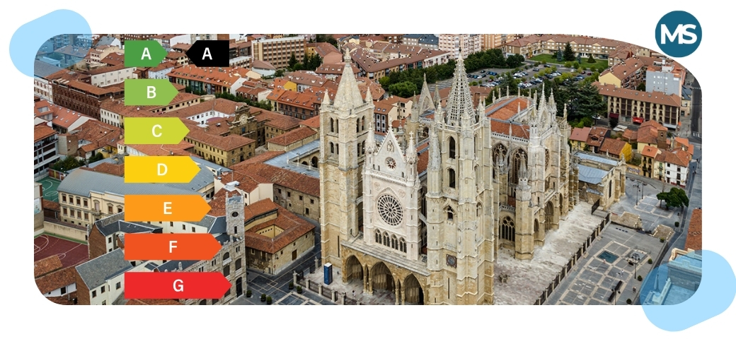 Escala de eficiencia energética A-G junto a la Catedral de León, representando la calificación energética de los edificios en el contexto urbano de León.