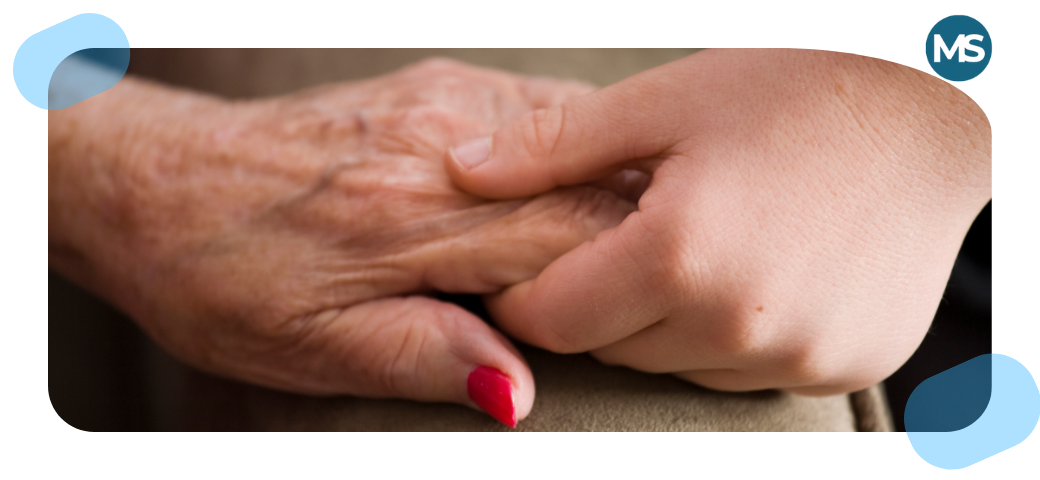 Manos entrelazadas de dos generaciones, simbolizando el traspaso de una herencia familiar.