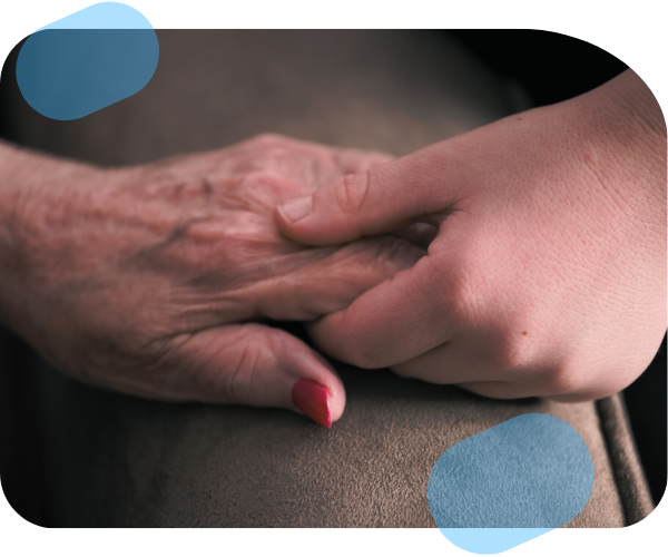 Manos entrelazadas de dos generaciones, simbolizando el traspaso de una herencia familiar.