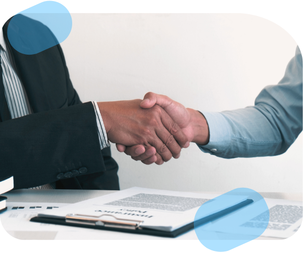 Dos personas estrechando la mano tras firmar un acuerdo de herencia